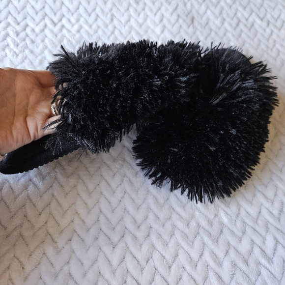 SOLD Nine West Closed Toe Fluffy Pile Black Slippers Size Small 5-6 - Picture 4 of 10